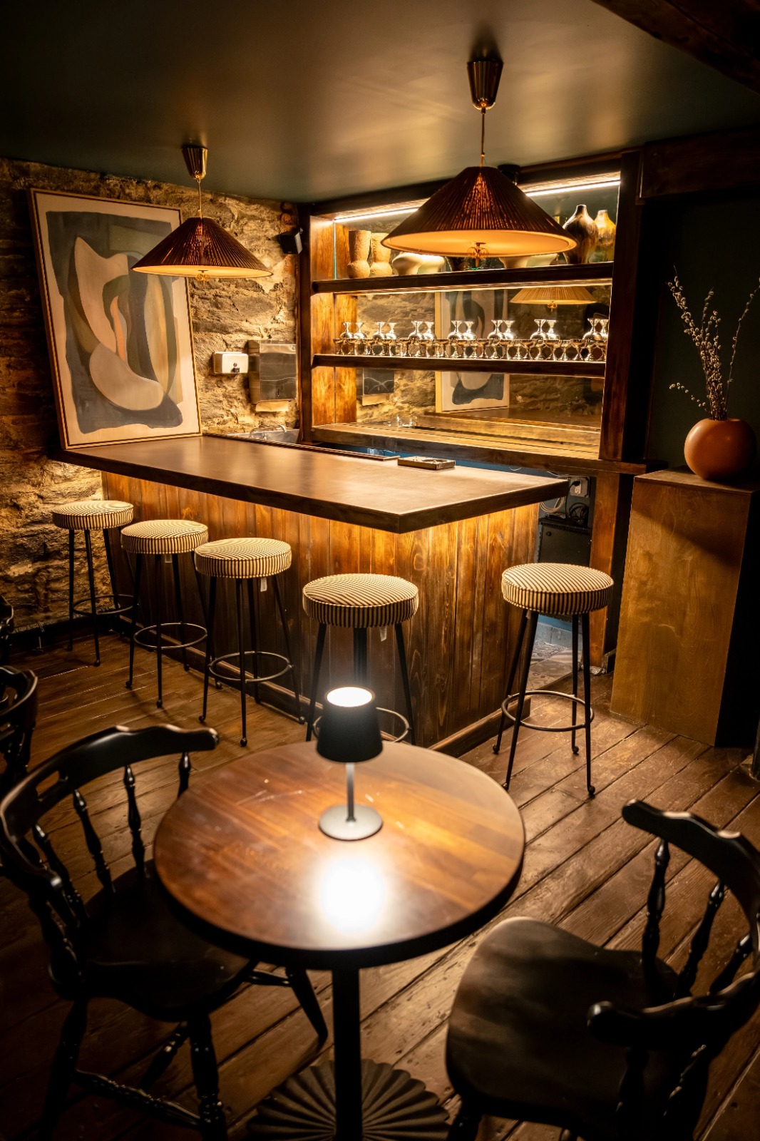 Dravida private lounge with bar seating and intimate lighting